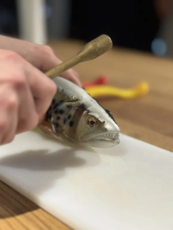 Betäubungsschlag mit dem Fischtöter an einer Übungsattrappe