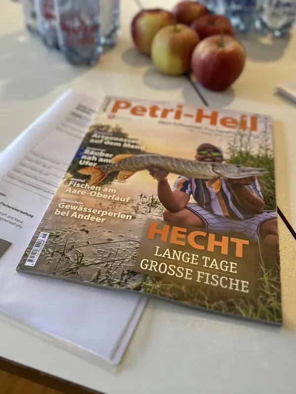 Fachmagazin Petri-Heil zum Hecht als Kursunterlage, daneben Äpfel als Znüni