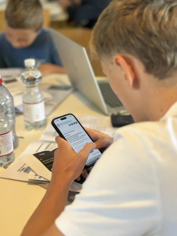 Jugendlicher löst Lernfragen auf dem Smartphone