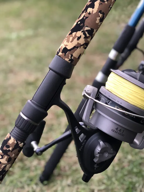 Nahaufnahme von Spinnrolle und Rute mit Camouflage-Griff
