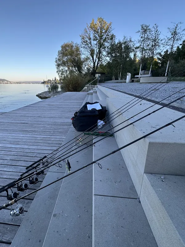 Angelruten bereit an der Seetreppe im frühen Morgenlicht