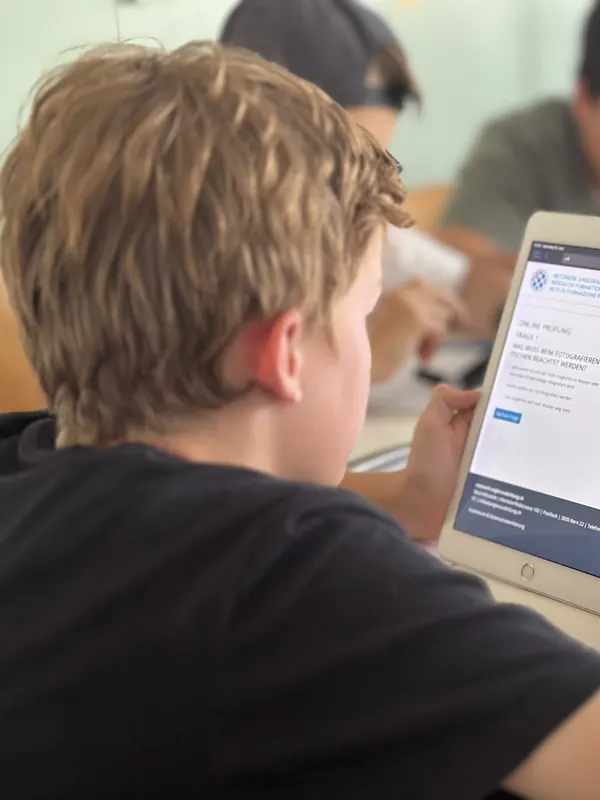 Jugendlicher bearbeitet die Lernfragen auf dem Tablet