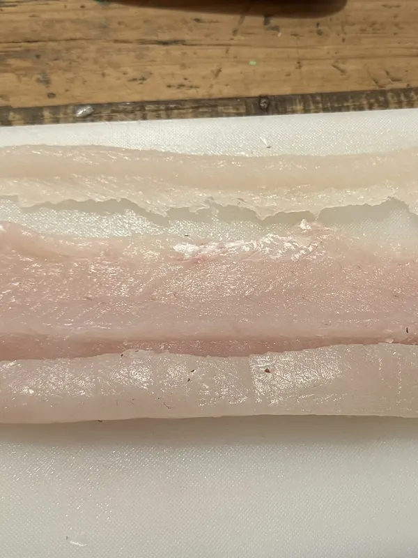 Nahaufnahme eines sauber filetierten, hellen Fischfilets