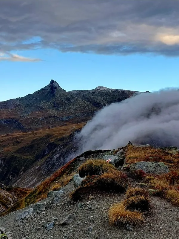 Berggipfel über aufsteigendem Nebel auf der Fischerreise
