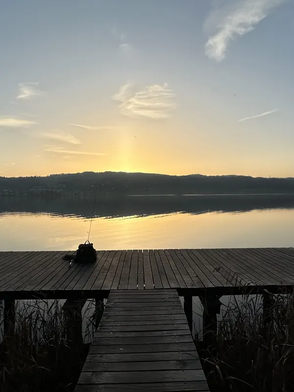 Holzsteg am See bei Sonnenaufgang