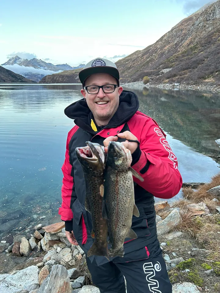 Christoph mit Forellen am Bergsee