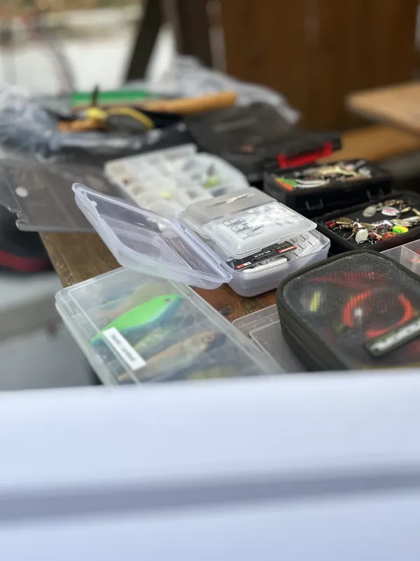 Köderboxen mit Spinnern, Blinkern und Gummifischen für den Fischerkurs