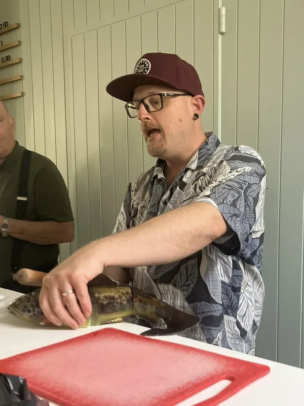 Instruktor erklärt im SaNa-Kurs Gossau ZH den Aufbau eines Fisches