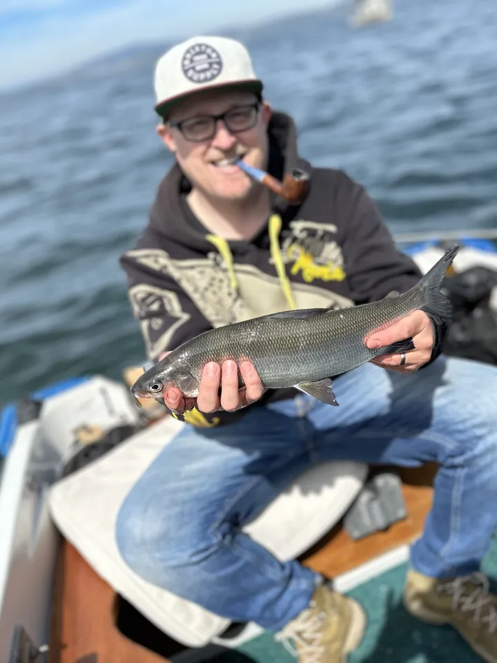 Christoph mit Fang im Boot