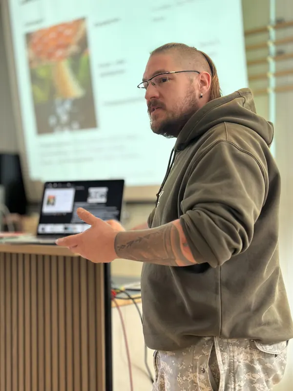 Instruktor erklärt vor der Leinwand den Theorieteil im SaNa-Kurs Uster