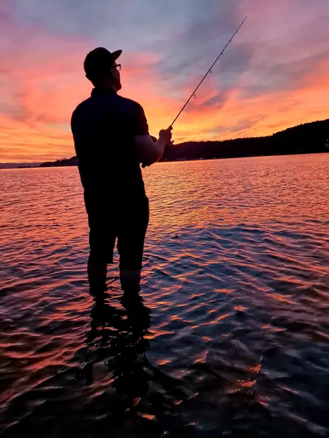 Fischen im Sonnenuntergang am See