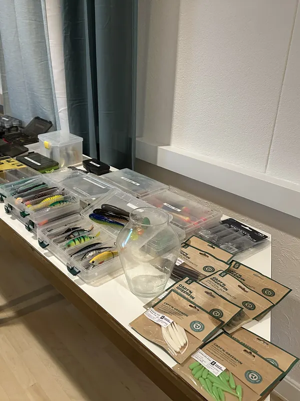 Kunstköder, Wobbler und Gummifische zum Anschauen auf dem Kurstisch