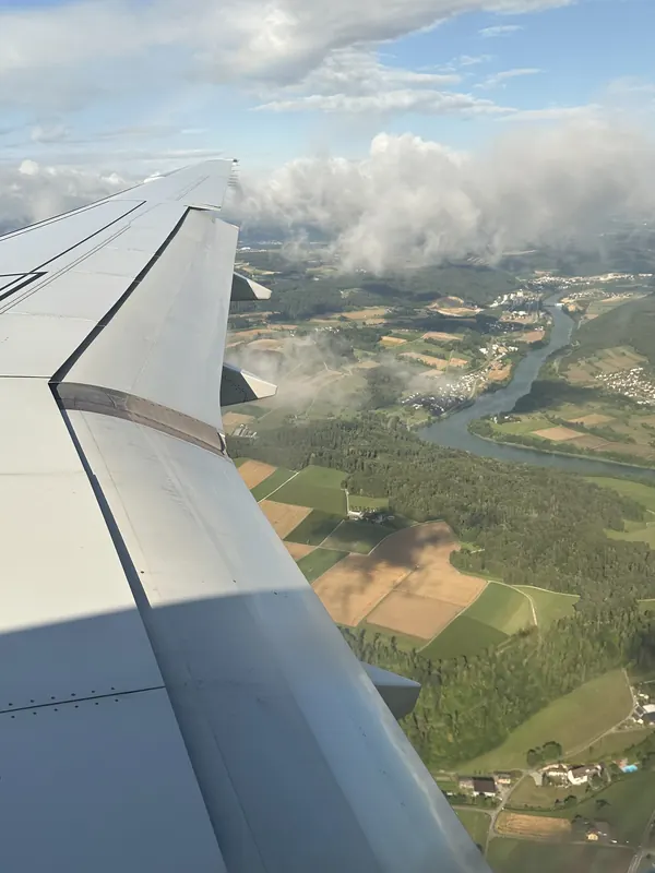 Blick aus dem Flugzeugfenster auf der Anreise zur Fischerreise