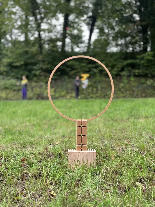 Wurfring auf der Wiese für das Zielwerfen im Fischerkurs