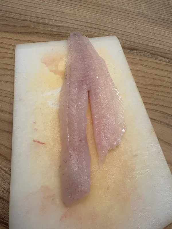 Fertiges, grätenfreies Fischfilet auf dem Schneidebrett