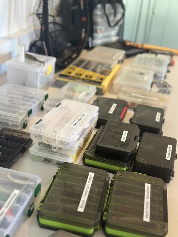 Beschriftete Köderboxen und Zubehör für den Praxisteil im SaNa-Kurs